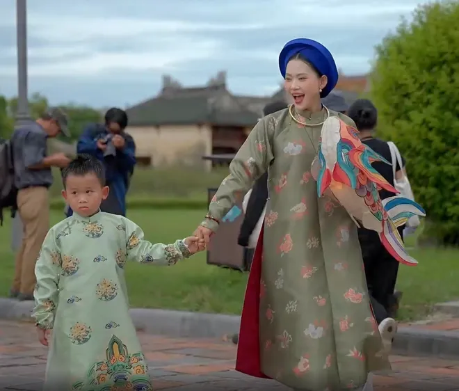 Huế gìn giữ và lan tỏa thương hiệu "Kinh đô Áo dài"- Ảnh 6. Huế gìn giữ và lan tỏa thương hiệu "Kinh đô Áo dài"- Ảnh 6.