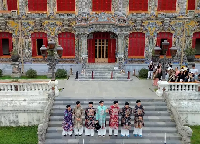 Huế gìn giữ và lan tỏa thương hiệu "Kinh đô Áo dài"- Ảnh 9. Huế gìn giữ và lan tỏa thương hiệu "Kinh đô Áo dài"- Ảnh 9.