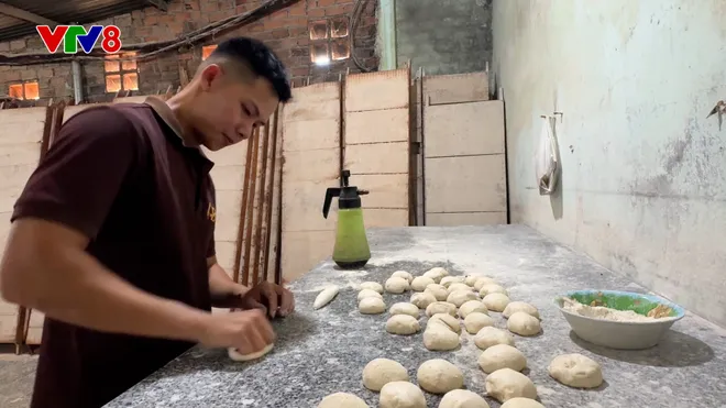 Kh&aacute;m ph&aacute; l&ograve; b&aacute;nh mỳ củi hơn 30 năm giữ lửa giữa l&ograve;ng đ&ocirc; thị- Ảnh 4.