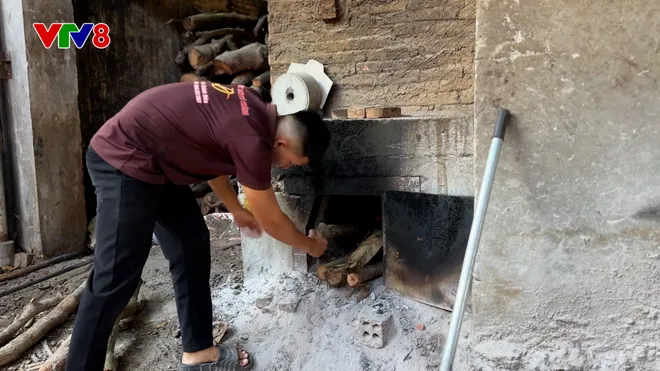 Kh&aacute;m ph&aacute; l&ograve; b&aacute;nh mỳ củi hơn 30 năm giữ lửa giữa l&ograve;ng đ&ocirc; thị- Ảnh 2.