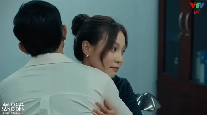 Dưới ô cửa sáng đèn - Tập 24: Diệu bán xưởng, ôm Sinh như lời chia tay- Ảnh 15.