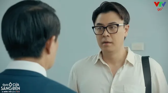 Dưới ô cửa sáng đèn - Tập 24: Diệu bán xưởng, ôm Sinh như lời chia tay- Ảnh 25.