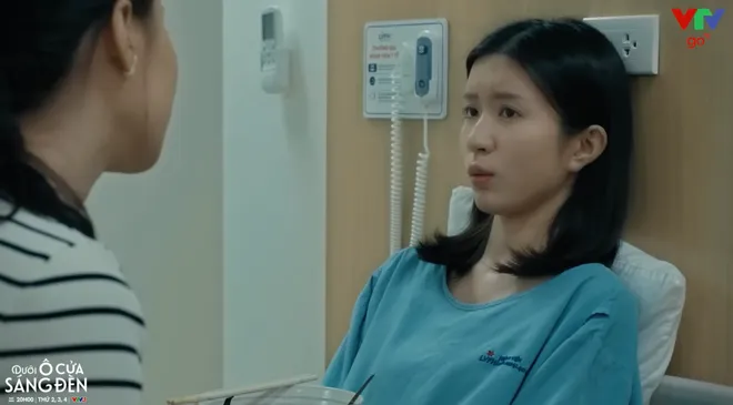 Dưới ô cửa sáng đèn - Tập 24: Diệu bán xưởng, ôm Sinh như lời chia tay- Ảnh 5.
