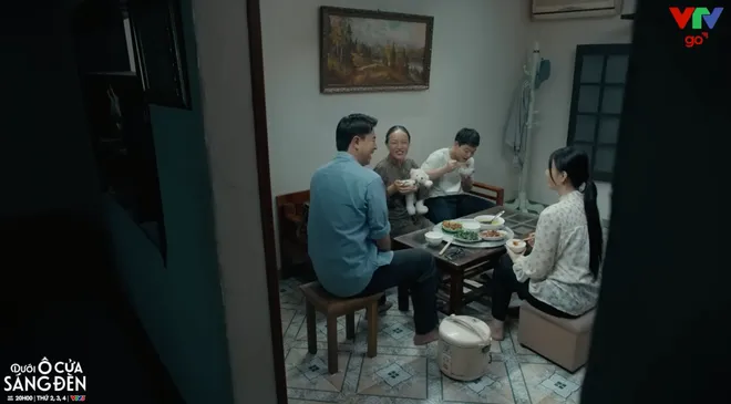 Dưới ô cửa sáng đèn - Tập 24: Diệu bán xưởng, ôm Sinh như lời chia tay- Ảnh 18.