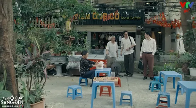 Dưới ô cửa sáng đèn - Tập 24: Diệu bán xưởng, ôm Sinh như lời chia tay- Ảnh 19.