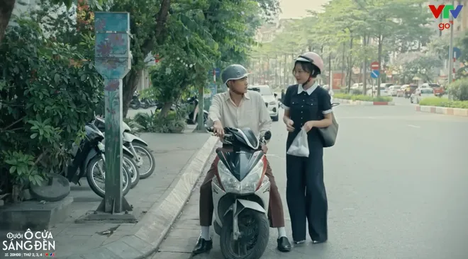 Dưới ô cửa sáng đèn - Tập 24: Diệu bán xưởng, ôm Sinh như lời chia tay- Ảnh 9.