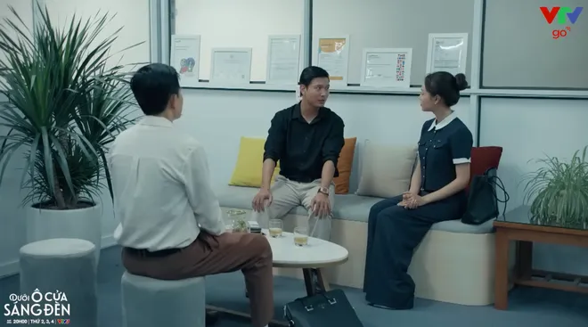 Dưới ô cửa sáng đèn - Tập 24: Diệu bán xưởng, ôm Sinh như lời chia tay- Ảnh 11.