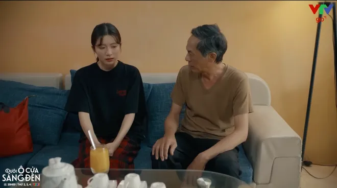 Dưới ô cửa sáng đèn - Tập 24: Diệu bán xưởng, ôm Sinh như lời chia tay- Ảnh 7.
