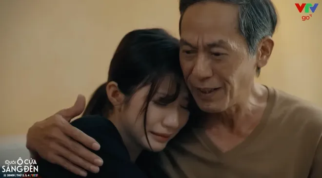 Dưới ô cửa sáng đèn - Tập 24: Diệu bán xưởng, ôm Sinh như lời chia tay- Ảnh 8.