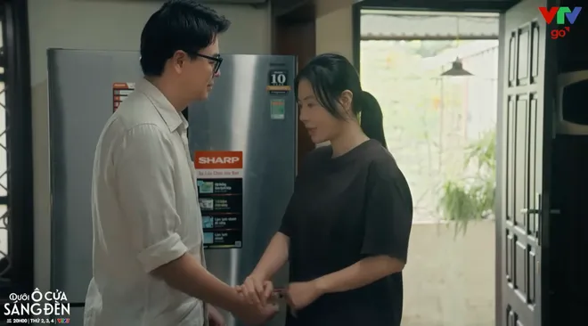 Dưới ô cửa sáng đèn - Tập 24: Diệu bán xưởng, ôm Sinh như lời chia tay- Ảnh 28.