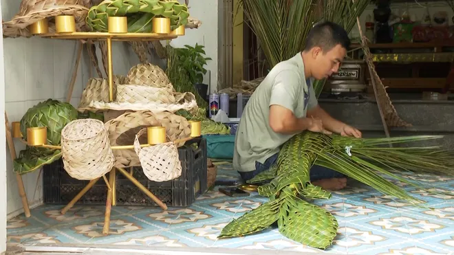 Người tạo hình cho lá dừa- Ảnh 3. Người tạo hình cho lá dừa- Ảnh 3.