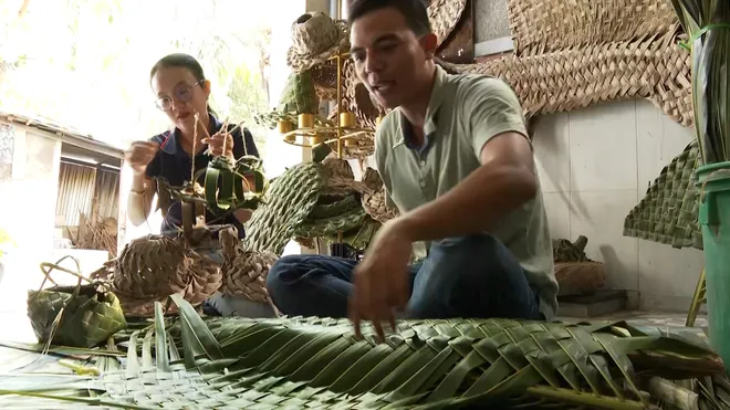 Người tạo hình cho lá dừa- Ảnh 6. Người tạo hình cho lá dừa- Ảnh 6.