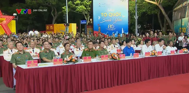 Xúc động Gala nghệ thuật đặc biệt "Tổ quốc bình yên"- Ảnh 9. Xúc động Gala nghệ thuật đặc biệt "Tổ quốc bình yên"- Ảnh 9.