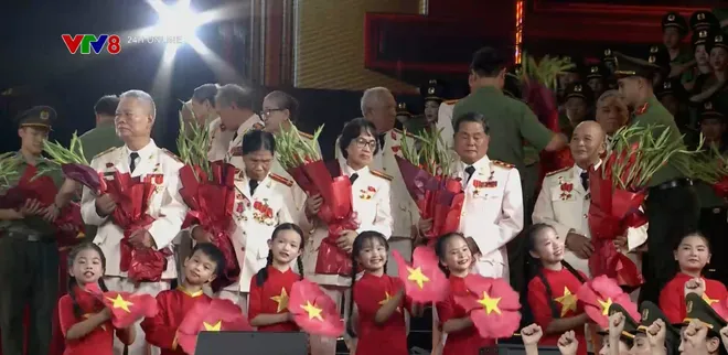 Xúc động Gala nghệ thuật đặc biệt "Tổ quốc bình yên"- Ảnh 14. Xúc động Gala nghệ thuật đặc biệt "Tổ quốc bình yên"- Ảnh 14.