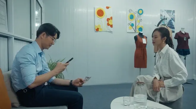 Dưới ô cửa sáng đèn - Tập 27: Sinh giận lẫy khi thấy Diệu đi với Sơn, sau đó lại nhắn tin xin lỗi - Ảnh 9.
