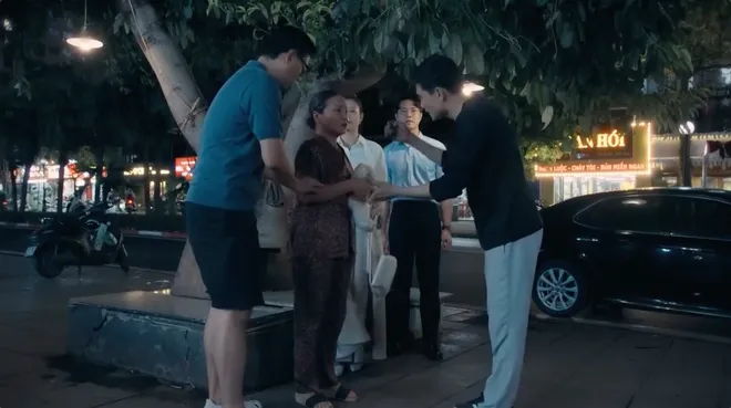 Dưới ô cửa sáng đèn - Tập 27: Sinh giận lẫy khi thấy Diệu đi với Sơn, sau đó lại nhắn tin xin lỗi - Ảnh 15.