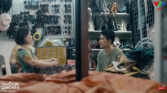 Dưới ô cửa sáng đèn - Tập 27: Sinh giận lẫy khi thấy Diệu đi với Sơn, sau đó lại nhắn tin xin lỗi - Ảnh 4.