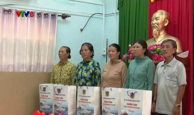 Nhiều hoạt động tri ân thăm hỏi ngư dân tại các đảo tiền tiêu- Ảnh 3. Nhiều hoạt động tri ân thăm hỏi ngư dân tại các đảo tiền tiêu- Ảnh 3.