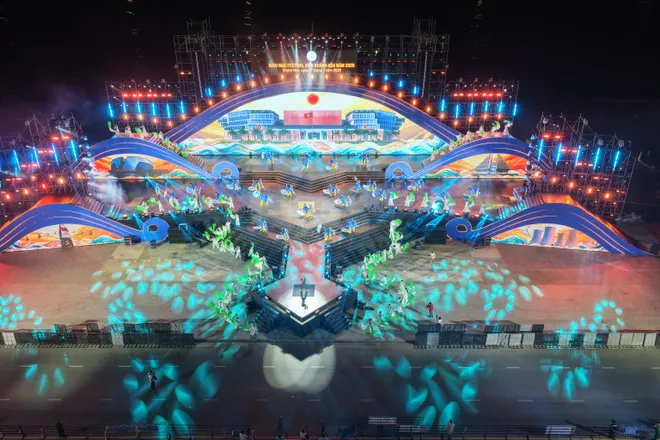 Sự cộng hưởng du lịch từ Festival Biển 2026: Khi "Vịnh Ngọc" kh&ocirc;ng chỉ bừng s&aacute;ng tr&ecirc;n s&acirc;n khấu- Ảnh 5.