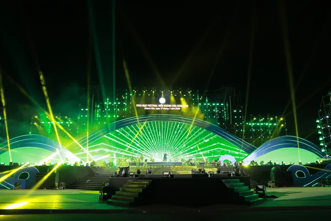 Sự cộng hưởng du lịch từ Festival Biển 2026: Khi "Vịnh Ngọc" kh&ocirc;ng chỉ bừng s&aacute;ng tr&ecirc;n s&acirc;n khấu- Ảnh 7.