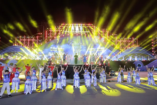 Sự cộng hưởng du lịch từ Festival Biển 2026: Khi "Vịnh Ngọc" kh&ocirc;ng chỉ bừng s&aacute;ng tr&ecirc;n s&acirc;n khấu- Ảnh 6.