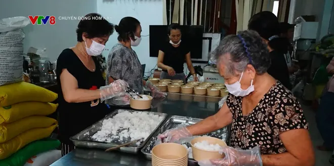 Bếp cơm 0 đồng, ấm lòng người khó khăn - Ảnh 2. Bếp cơm 0 đồng, ấm lòng người khó khăn - Ảnh 2.