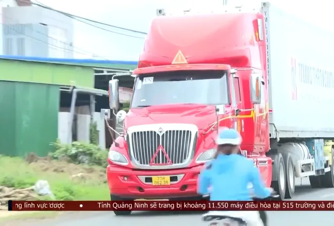 Đắk Lắk: Tăng cường bảo đảm an toàn giao thông mùa thu hoạch sầu riêng- Ảnh 2. Đắk Lắk: Tăng cường bảo đảm an toàn giao thông mùa thu hoạch sầu riêng- Ảnh 2.