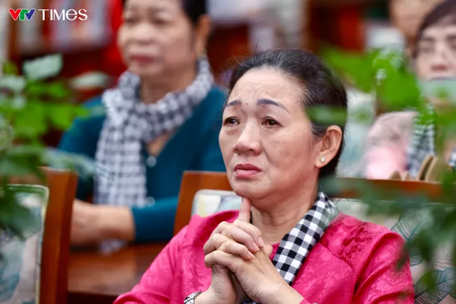 Nghẹn ngào giây phút những người vợ nhận di ảnh liệt sĩ được phục dựng - Ảnh 5.