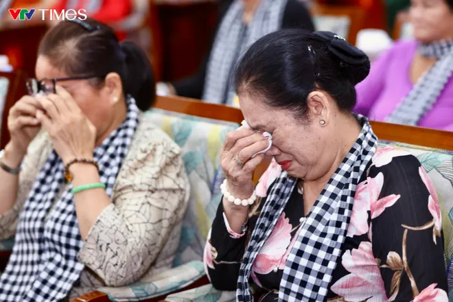 Nghẹn ngào giây phút những người vợ nhận di ảnh liệt sĩ được phục dựng - Ảnh 3.