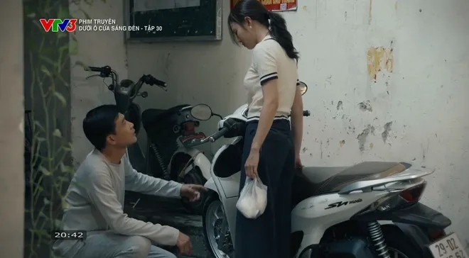 Dưới &ocirc; cửa s&aacute;ng đ&egrave;n - Tập 30: Bằng tỏ t&igrave;nh th&agrave;nh c&ocirc;ng với V&acirc;n - Ảnh 22.
