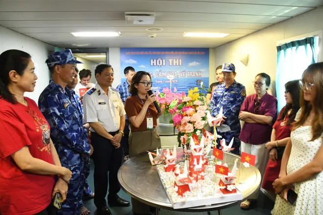 Thi&ecirc;ng li&ecirc;ng Lễ ch&agrave;o cờ giữa tr&ugrave;ng khơi tr&ecirc;n t&agrave;u Cảnh s&aacute;t biển 8001 - Ảnh 4.