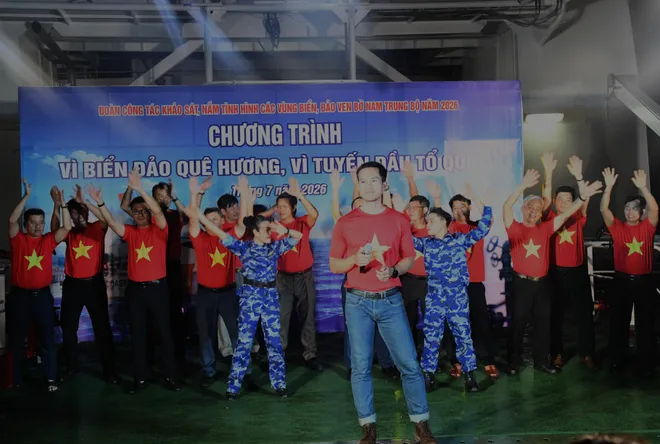 Thi&ecirc;ng li&ecirc;ng Lễ ch&agrave;o cờ giữa tr&ugrave;ng khơi tr&ecirc;n t&agrave;u Cảnh s&aacute;t biển 8001 - Ảnh 6.