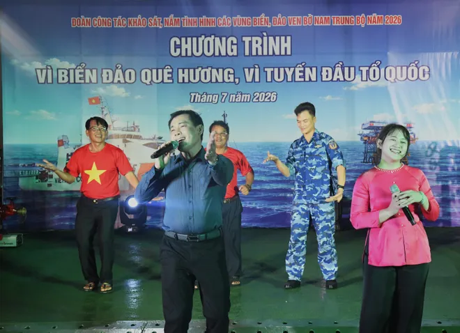 Thi&ecirc;ng li&ecirc;ng Lễ ch&agrave;o cờ giữa tr&ugrave;ng khơi tr&ecirc;n t&agrave;u Cảnh s&aacute;t biển 8001 - Ảnh 7.