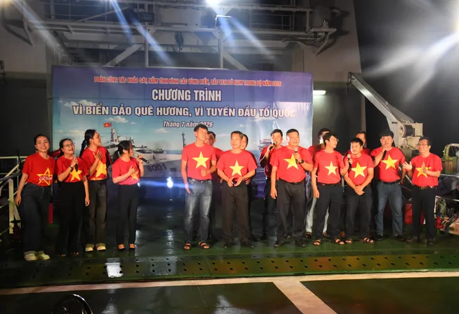 Thi&ecirc;ng li&ecirc;ng Lễ ch&agrave;o cờ giữa tr&ugrave;ng khơi tr&ecirc;n t&agrave;u Cảnh s&aacute;t biển 8001 - Ảnh 5.