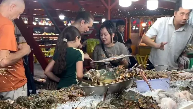Chợ đêm Sơn Trà – Điểm hẹn văn hóa, du lịch và nhịp sống về đêm của Đà Nẵng- Ảnh 12. Chợ đêm Sơn Trà – Điểm hẹn văn hóa, du lịch và nhịp sống về đêm của Đà Nẵng- Ảnh 12.