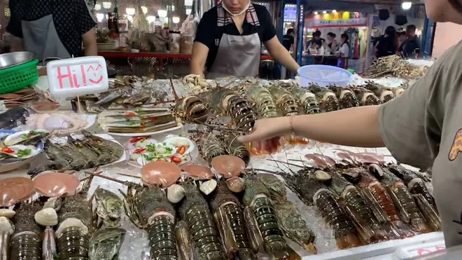 Chợ đêm Sơn Trà – Điểm hẹn văn hóa, du lịch và nhịp sống về đêm của Đà Nẵng- Ảnh 8. Chợ đêm Sơn Trà – Điểm hẹn văn hóa, du lịch và nhịp sống về đêm của Đà Nẵng- Ảnh 8.