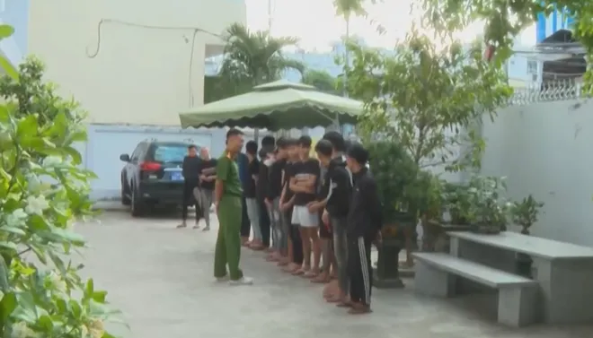 Làm rõ nhóm thanh thiếu niên trong vụ "trộm chổi gây rối- Ảnh 3. Làm rõ nhóm thanh thiếu niên trong vụ "trộm chổi gây rối- Ảnh 3.