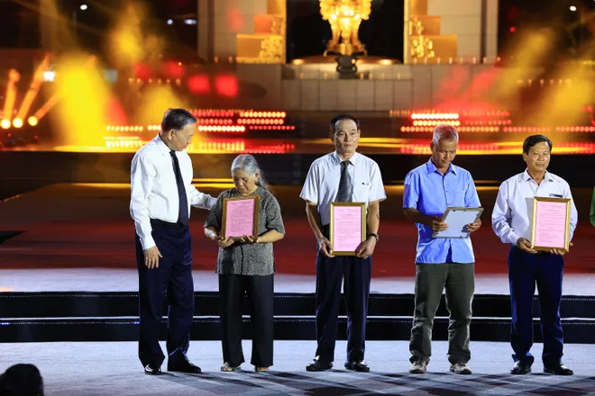 CTH "Sao s&aacute;ng dẫn đường": X&uacute;c động trao kết quả gi&aacute;m định ADN tr&ugrave;ng khớp cho th&acirc;n nh&acirc;n liệt sĩ - Ảnh 3.