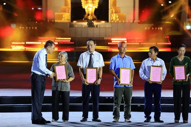 CTH "Sao s&aacute;ng dẫn đường": X&uacute;c động trao kết quả gi&aacute;m định ADN tr&ugrave;ng khớp cho th&acirc;n nh&acirc;n liệt sĩ - Ảnh 4.