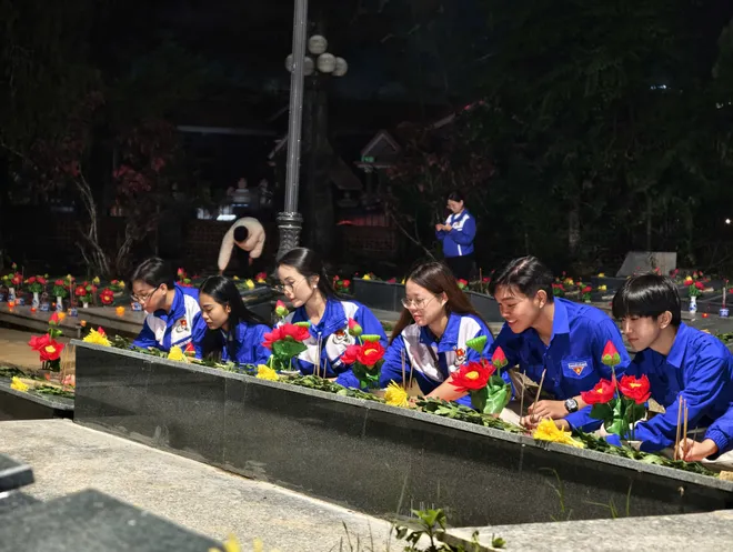 "Trường Sơn Đ&ocirc;ng gọi Trường Sơn T&acirc;y": Bản h&ugrave;ng ca tri &acirc;n rực s&aacute;ng giữa đại ng&agrave;n L&acirc;m Đồng- Ảnh 17.