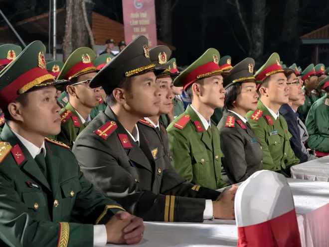 "Trường Sơn Đ&ocirc;ng gọi Trường Sơn T&acirc;y": Bản h&ugrave;ng ca tri &acirc;n rực s&aacute;ng giữa đại ng&agrave;n L&acirc;m Đồng- Ảnh 12.