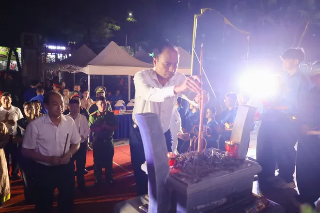 Thanh ni&ecirc;n H&agrave; Nội tri &acirc;n kỷ niệm 79 năm ng&agrave;y Thương binh - liệt sĩ - Ảnh 12.