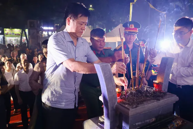 Thanh ni&ecirc;n H&agrave; Nội tri &acirc;n kỷ niệm 79 năm ng&agrave;y Thương binh - liệt sĩ - Ảnh 13.