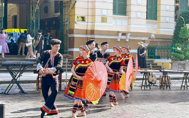 Nghệ thuật xuống phố - Ảnh 1.