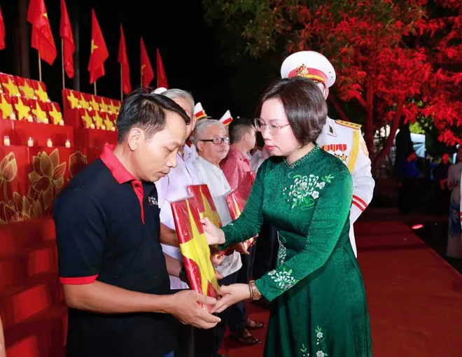 Thanh ni&ecirc;n H&agrave; Nội tri &acirc;n kỷ niệm 79 năm ng&agrave;y Thương binh - liệt sĩ - Ảnh 6.