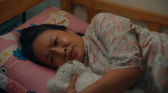 Dưới &ocirc; cửa s&aacute;ng đ&egrave;n - Tập 31: Mẹ T&agrave;i ra đi đột ngột, gửi gắm con trai cho chị Nguyệt - Ảnh 2.