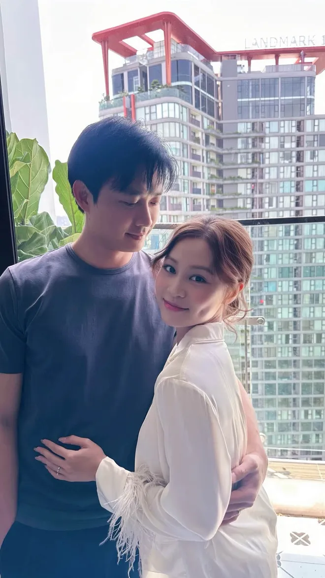 Dưới ô cửa sáng đèn: Diệu xinh đẹp bên 3 mỹ nam ở hậu trường phim - Ảnh 4.