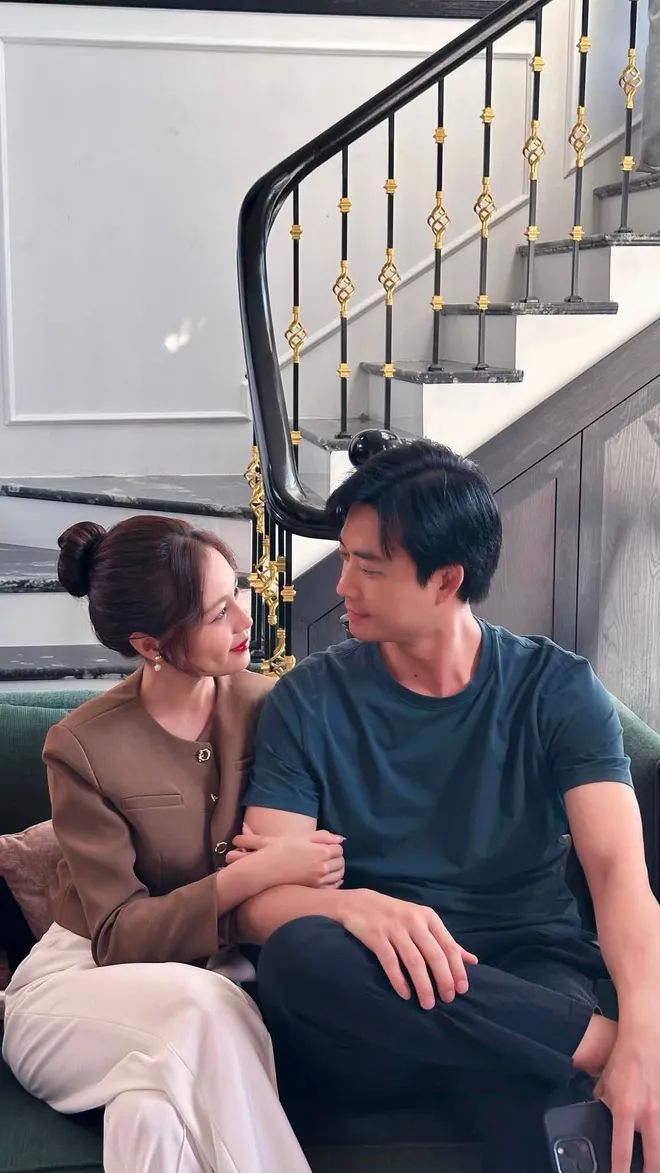 Dưới ô cửa sáng đèn: Diệu xinh đẹp bên 3 mỹ nam ở hậu trường phim - Ảnh 3.