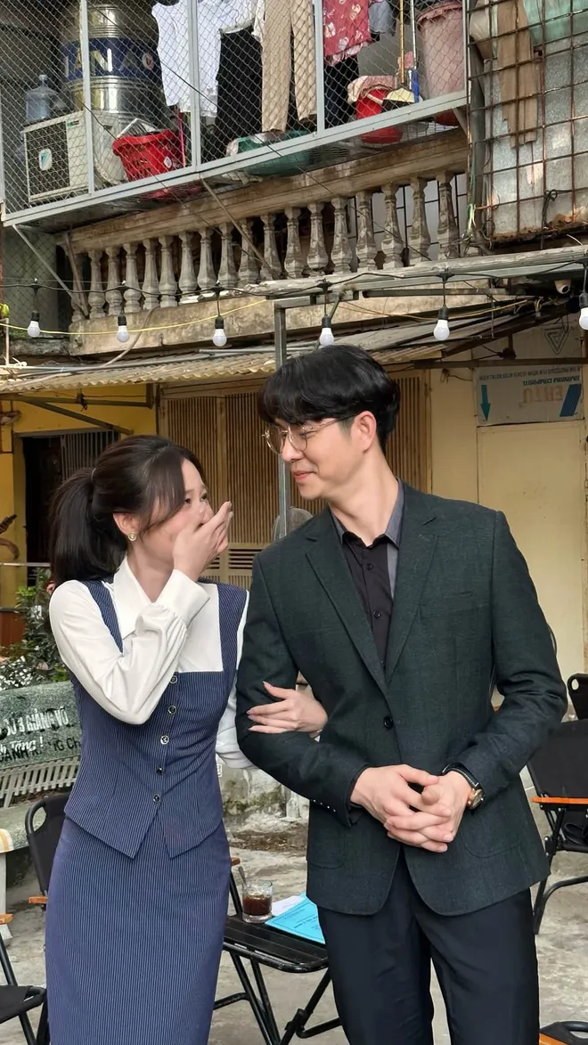 Dưới ô cửa sáng đèn: Diệu xinh đẹp bên 3 mỹ nam ở hậu trường phim - Ảnh 11.
