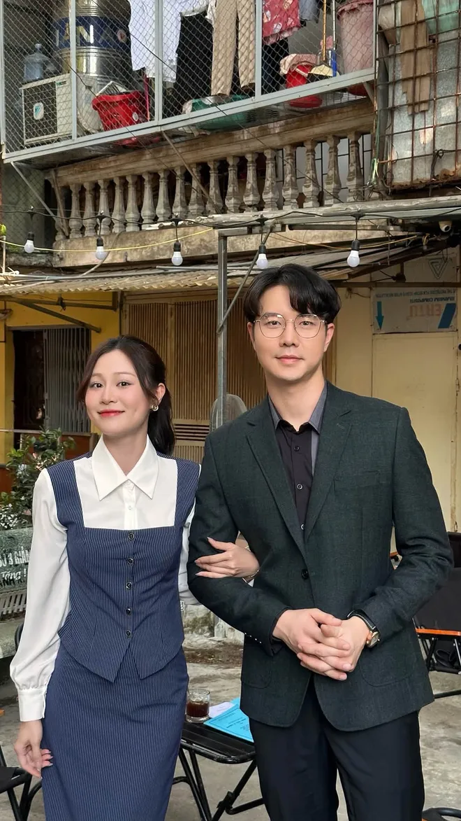 Dưới ô cửa sáng đèn: Diệu xinh đẹp bên 3 mỹ nam ở hậu trường phim - Ảnh 9.